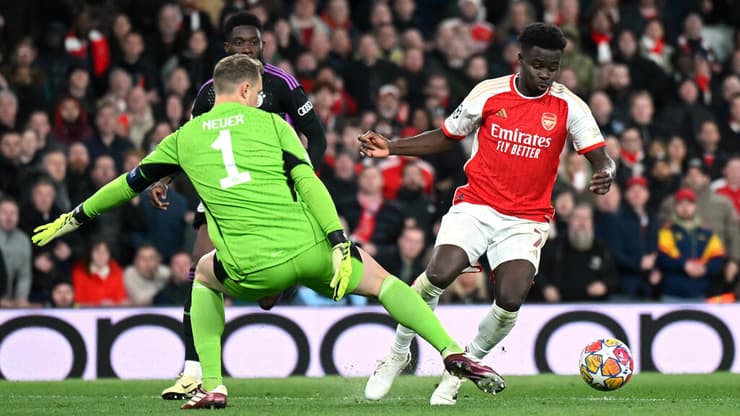 שחקן ארסנל בוקאיו סאקה מול שוער באיירן מינכן מנואל נוייר