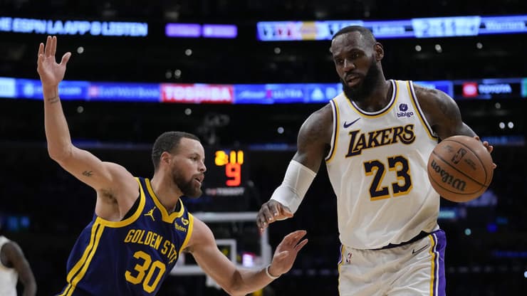 האיחוד שלא יצא לפועל. לברון וסטף (AP Photo/Ashley Landis) שחקן לוס אנג'לס לייקרס לברון ג'יימס מול שחקן גולדן סטייט ווריורס סטף קרי