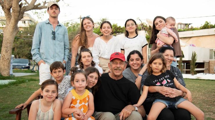 חיים פרי, אשתו אסנת ו-13 הנכדים (צילום: אלעד דבי) חיים פרי ואשתו אסנת יחד עם 13 נכדיהם