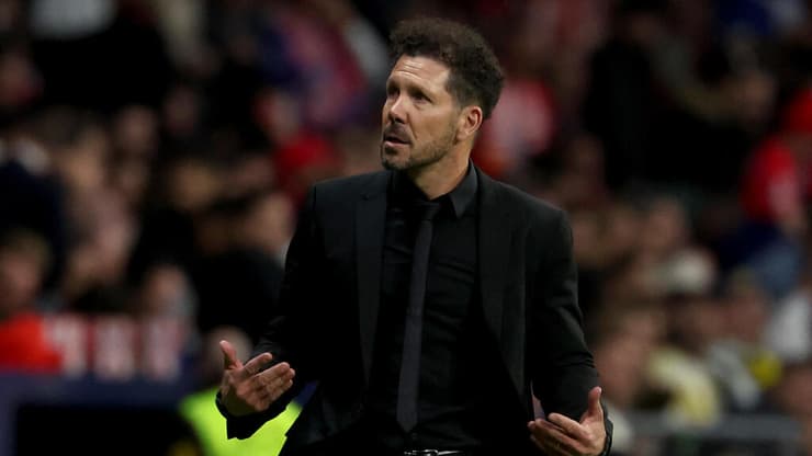 נשאר - למרות השינויים בחלונות הגבוהים.סימאונה (צילום: Pierre-Philippe MARCOU / AFP) דייגו סימאונה