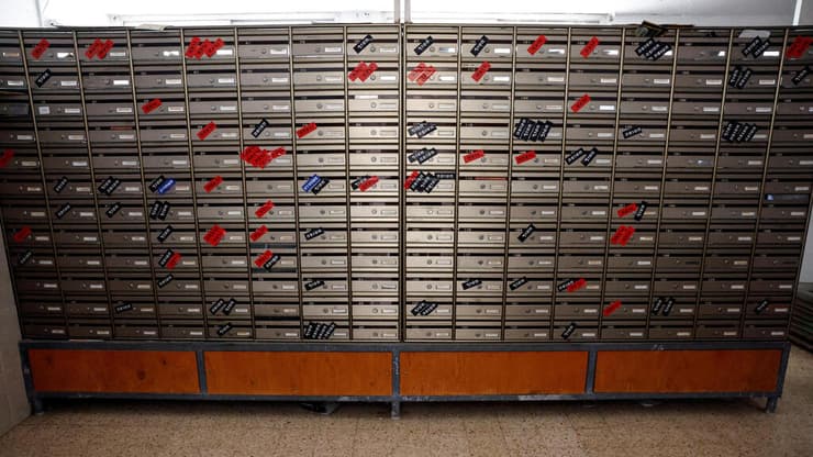 אחד מכל ארבעה נרצח או נחטף. תיבות הדואר בניר עוז (צילום: REUTERS/Amir Cohen) ניר עוז