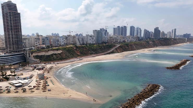 חוף הים בנתניה (צילום: JACK GUEZ / AFP) חוף הים בנתניה