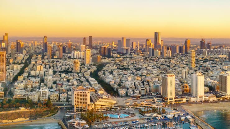 מבט-על מכיוון הים לחוף תל אביב