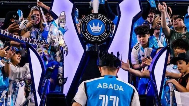 קבלת פנים של מלך. עבדה ואוהדי שארלוט