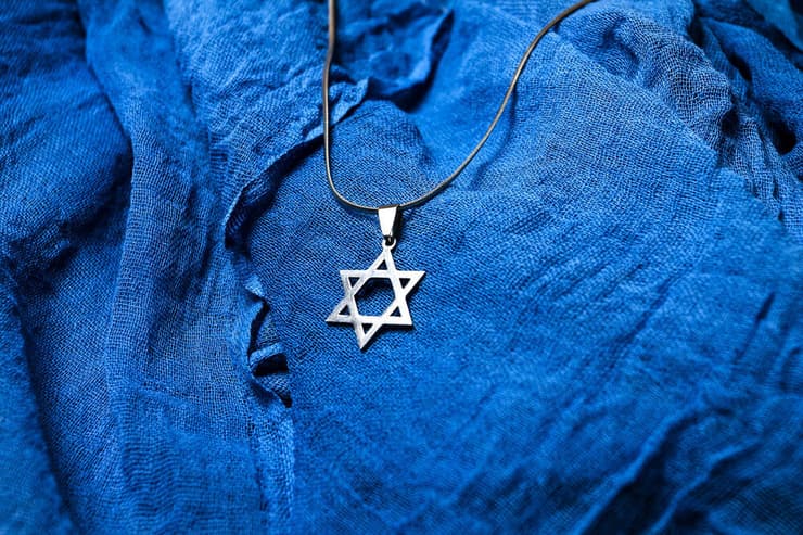 האישה שנדקרה ענדה מגן דוד (צילום: Shutterstock) מגן דוד