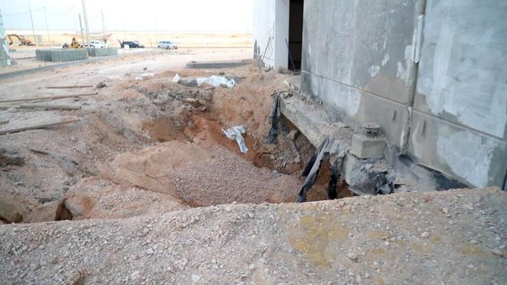 תיעוד מפגיעת טיל איראני בתשתית בנייה בבסיס נבטים