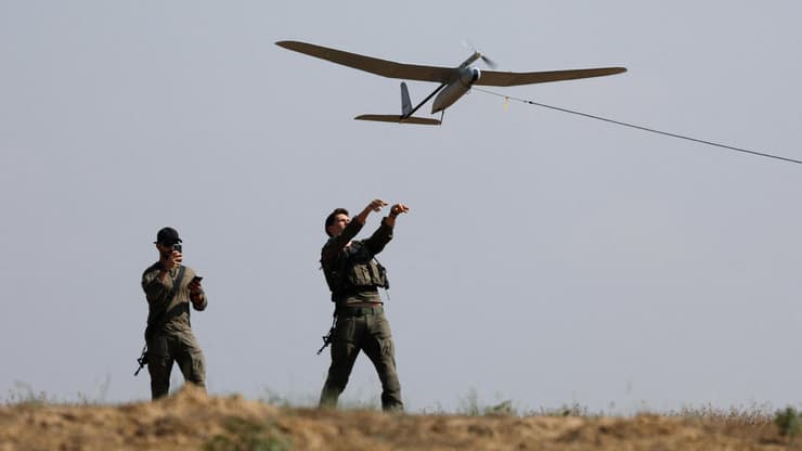 חייל צה"ל מטיס כטב"ם (צילום: REUTERS/Amir Cohen) רחפן כתב"מ מזל"ט מזלט