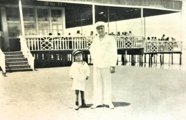 ויקטור וידאל ובנו דוד בעיר הקיט ראס אל-באר