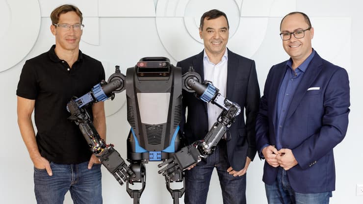 מימין: פרופ' שי שלו שוורץ, פרופ' אמנון שעשוע ופרופ' ליאור וולף מייסדי מנטי רובוטיקס