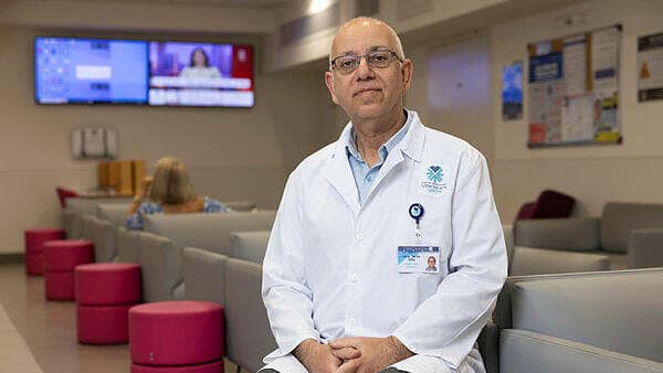 "ונניח שכן נצליח לדחוס את העשירייה הראשונה, מה עם כל השאר? יש חולים שלא יקבלו טיפול". פרופ' עידו וולף (צילום: עוז מועלם) פרופ' עידו וולף מבית החולים איכילוב ראש בית הספר לרפואה באוניברסיטת תל אביב