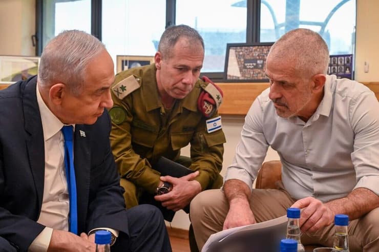 בר, נתניהו והמזכיר הצבאי שלו לשעבר אבי גיל, שהתקשר רק ב-6:29 (צילום: קובי גדעון, לע"מ) בנימין נתניהו, דדי ברנע ורונן בר