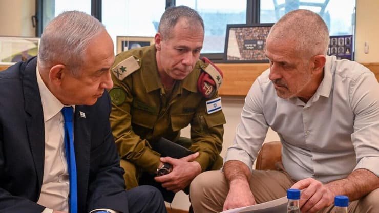 בר, נתניהו והמזכיר הצבאי שלו לשעבר אבי גיל, שהתקשר רק ב-6:29 (צילום: קובי גדעון, לע"מ) בנימין נתניהו, דדי ברנע ורונן בר