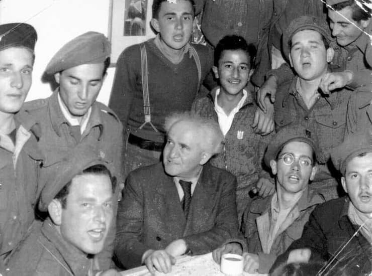 דוד בן גוריון עם חיילי "ההגנה" החוגגים את סדר פסח, שלושה שבועות לפני הכרזת העצמאות