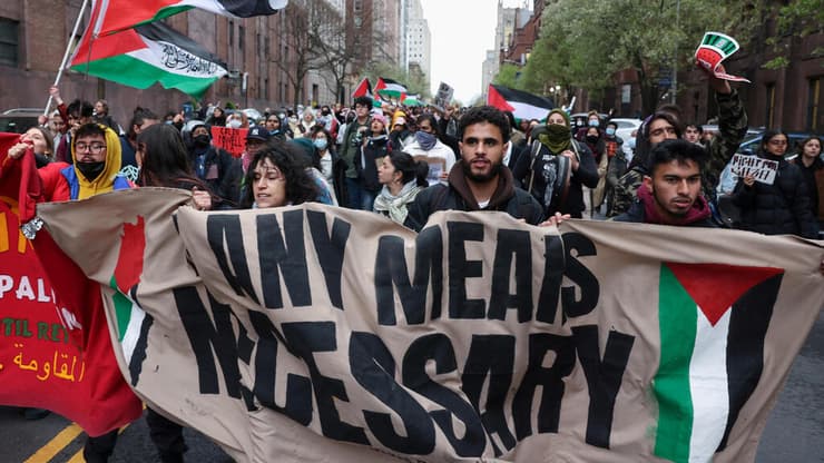 ידעו על הטבח? מפגינים בניו יורק (צילום: רויטרס) הפגנה פרו פלסטינית מפגינים מחוץ ל אוניברסיטת קולומביה ב ניו יורק ארה"ב