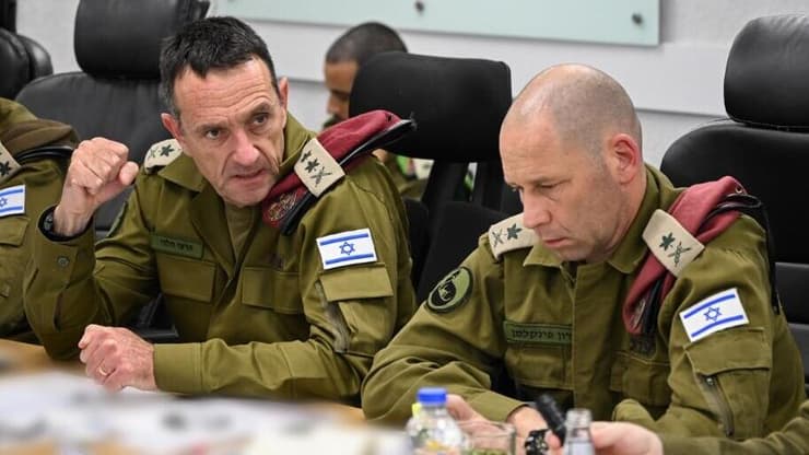 הרצי הלוי וירון פינקלמן. אחד שמע על "חומת יריחו" שבועיים אחרי 7/10, האחר "לא הקשיב" לאזהרה של עצמו (צילום: דובר צה"ל) הרמטכ"ל הרצי הלוי בהערכת מצב בפיקוד דרום