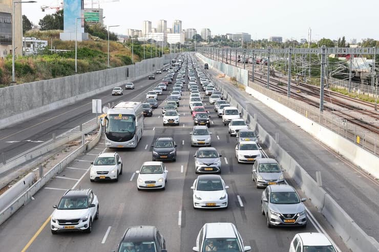 עומס בנתיבי איילון בערב החג של פסח