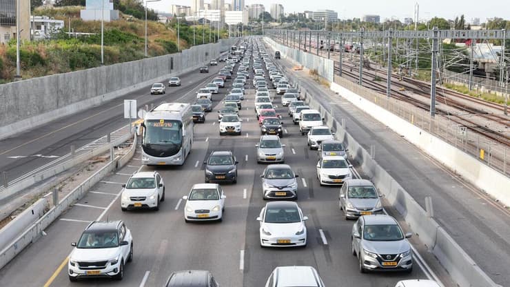 עומס בנתיבי איילון בערב החג של פסח