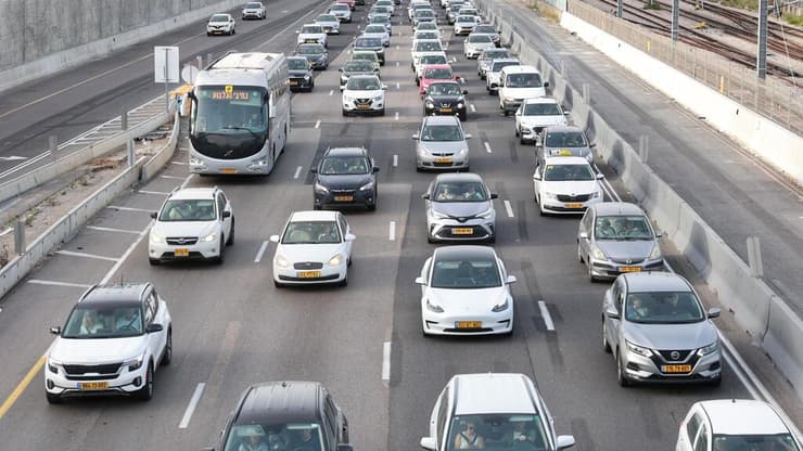 עומס בנתיבי איילון בערב החג של פסח