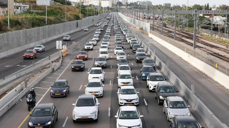 הפתעה לא נעימה. עומס בנתיבי איילון (צילום: דנה קופל) עומס בנתיבי איילון בערב החג של פסח