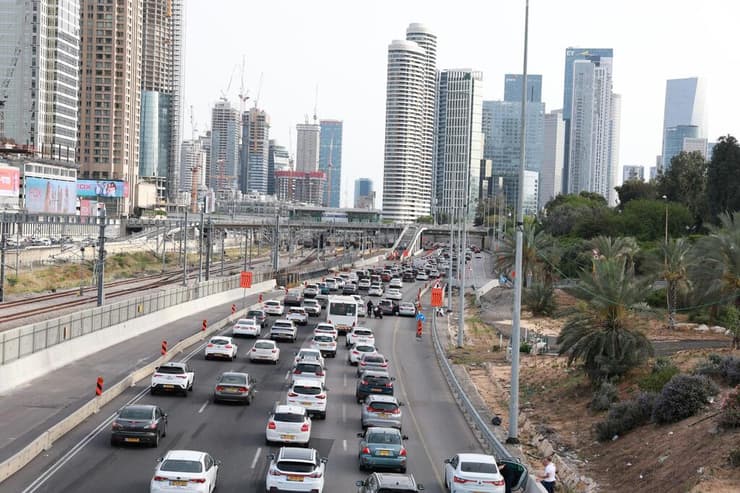 עומס בנתיבי איילון (צילום: דנה קופל) עומס בנתיבי איילון בערב החג של פסח