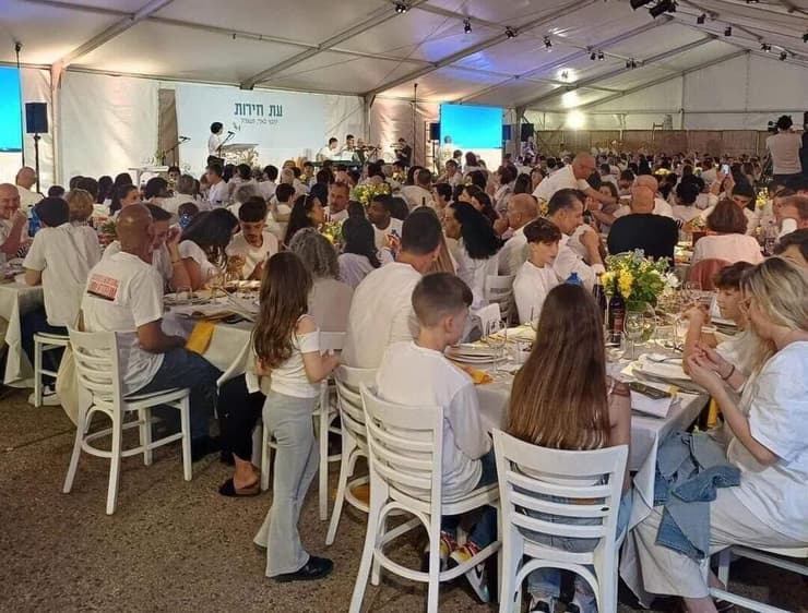 הסדר של חברי קיבוץ בארי בכיכר החטופים, תל אביב