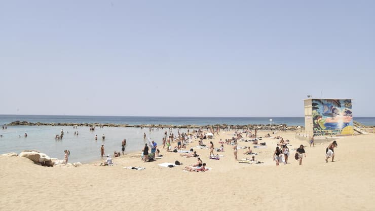 מבלים בחוף נהריה