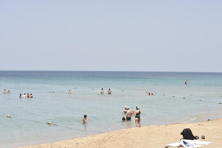 החוף בנהריה. השניים הורחקו מהעיר ל-14 ימים (צילום: שרון צור) מבלים בחוף נהריה