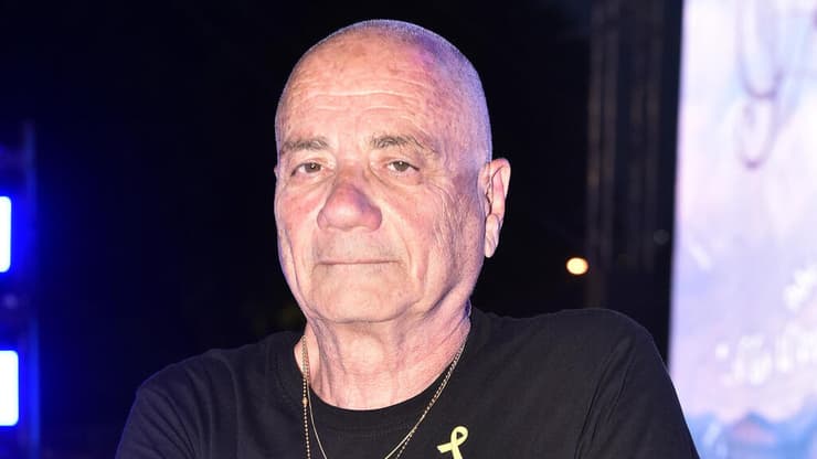 לואיס הר שחזר משבי חמאס רוקד בפסטיבל מופעי האביב ברחובות