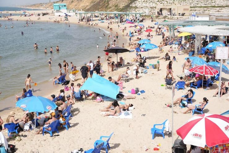 מבלים בחוף אשקלון