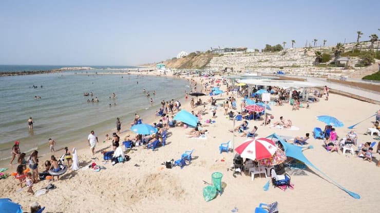 מבלים בחוף אשקלון