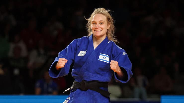 מלכה (שנייה מימין) עם המדליה 