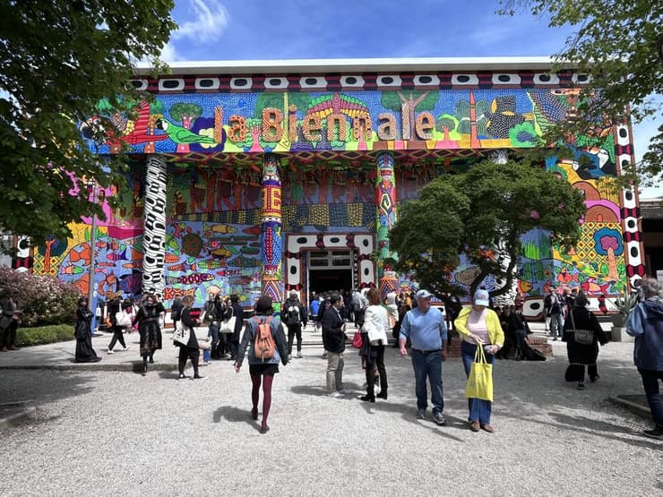 חזית הביתן המרכזי בביאנלה בוונציה