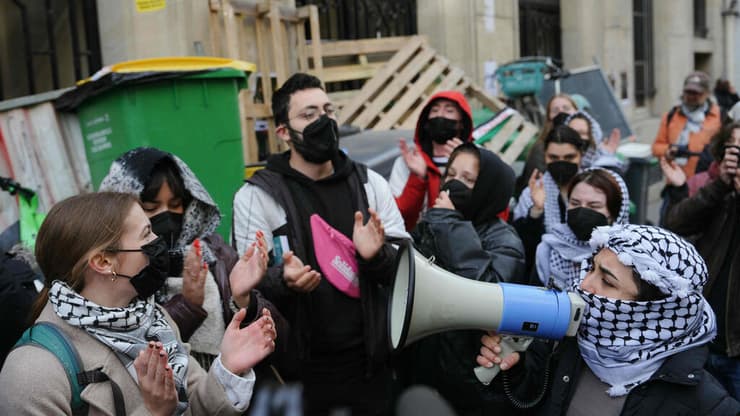 סטודנטים פרו-פלסטינים חוסמים את הכניסה למכון למדע המדינה בפריז, צרפת