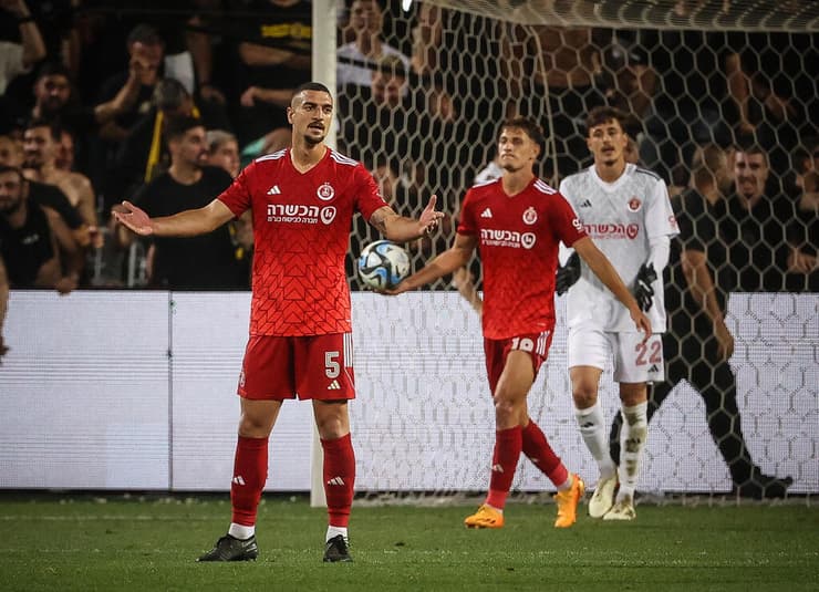 התאושש מעונה טראומטית. בלוריאן במדי הפועל ת"א (צילום: עוז מועלם) אור בלוריאן מאוכזב