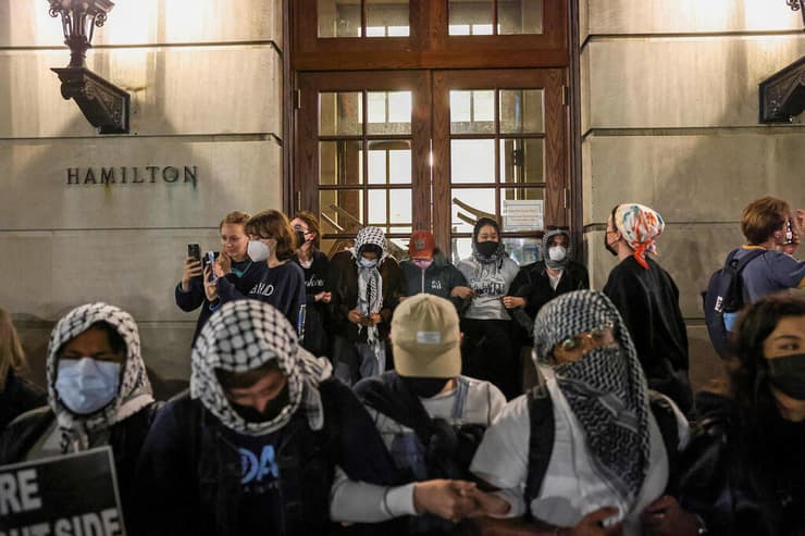 מפגינים פרו-פלסטינים באוניברסיטת קולומביה. "לא נראה שוב את המחזות הקשים שראינו" (צילום: Caitlin Ochs / רויטרס) מפגינים פרו פלסטינים באוניברסיטת קולומביה