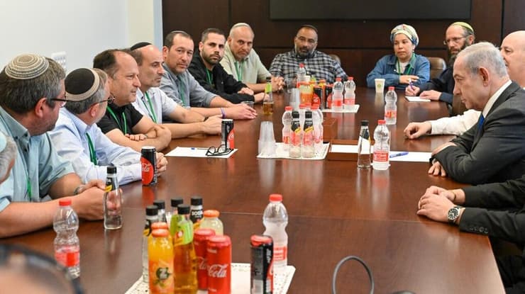 נתניהו בפגישה עם נציגי משפחות חטופים ומשפחות שכולות מ"פורום הגבורה" ומ"פורום תקווה". אפריל (צילום: קובי גדעון, לע"מ) בנימין נתניהו בפגישה עם נציגי משפחות חטופים ומשפחות שכולות מפורום "הגבורה" ופורום "תקווה", במשרד רה"מ בירושלים