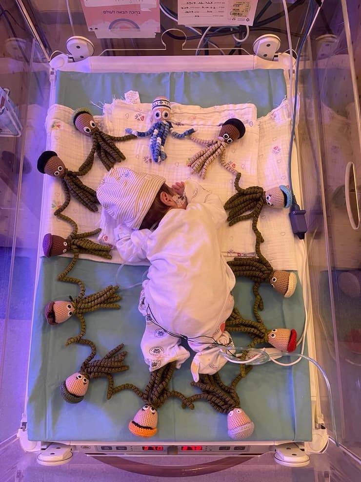 מנחמות ומדמות את חבל הטבור של האם (צילום: רון כהן) מנחמות ומדמות את חבל הטבור של האם