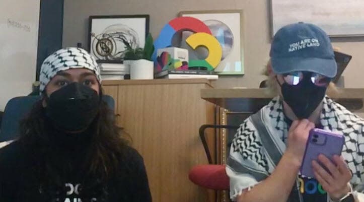 המפגינים הפרו פלסטינים שהתפרצו למשרדי גוגל במחאה על שיתוף הפעולה עם ישראל (צילום: טוויץ') פרו פלסטינים מוחים ב גוגל