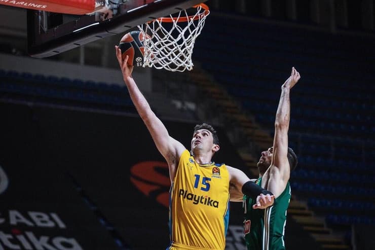 יותר מגרש, בבקשה. כהן (צילום: Djordje Kostic) כהן