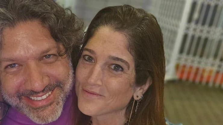 שחר ושלומי מתיאס (פרטי) שחר ושלומי מתיאס מימין ובמרכז, וברוריה משמאל. צולם בסרט האחרון שצפו בו ביחד, ברבי, והתלבשו בהתאם בוורוד וסגול