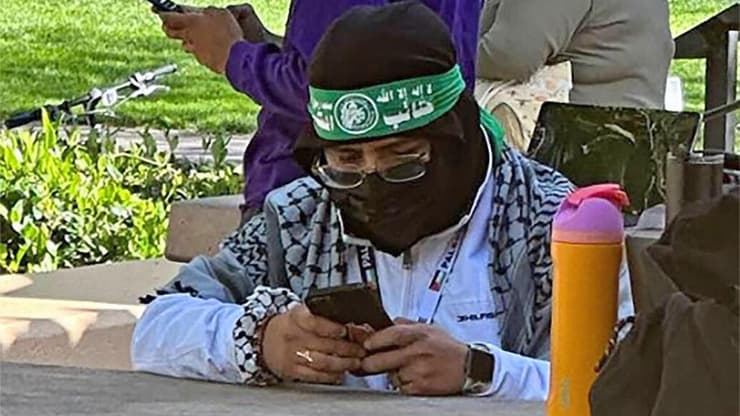 סטודנט לבוש כפעיל חמאס בסטנפורד