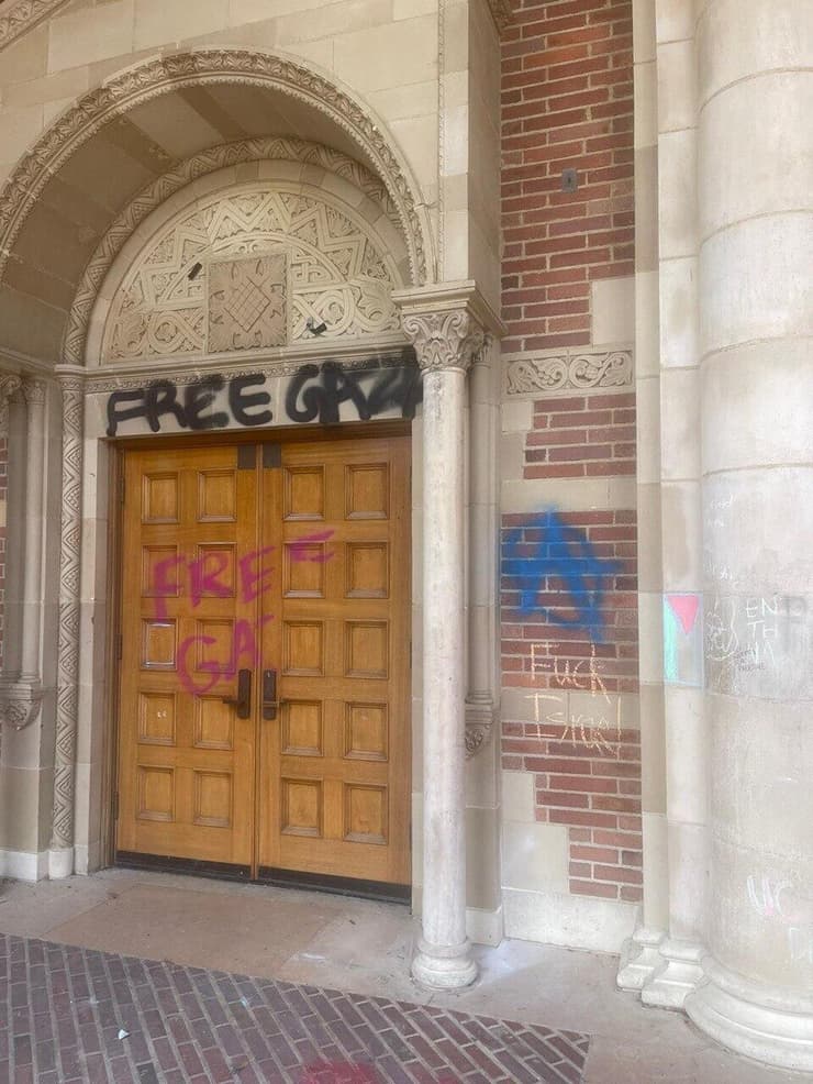 בניין ארגון הסטודנטים היהודים באוניברסיטת קליפורניה הושחת