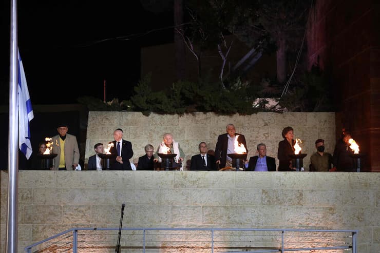 טקס הדלקת המשואות ביד ושם בשנה שעברה (צילום: רונן זבולון / רויטרס) ניצולי שואה מדליקי משואות טקס יום השואה יד ושם