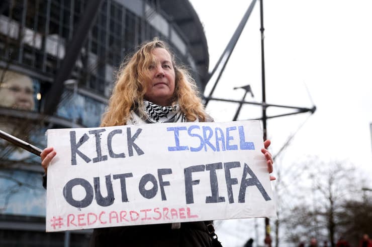 המחאות נגד ישראל בלתי פוסקות (צילום: Catherine Ivill/Getty Images) מפגינה