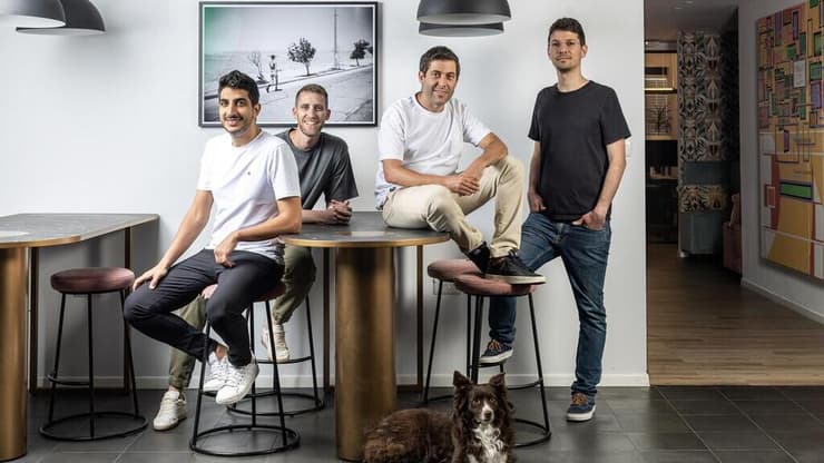 ייסדי וויז - מימין: מייסד שותף וסמנכ״ל מחקר ופיתוח, רועי רזניק; מייסד שותף וסמנכ״ל טכנולוגיה, עמי לוטבק; מייסד שותף והמנכ״ל, אסף רפפורט; מייסד שותף וסמנכ״ל מוצר, ינון קוסטיקה 