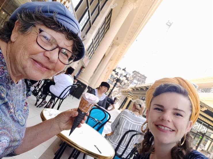 מרסל טליה ובתה ליאורה בן צור בגלידה בנתיבות