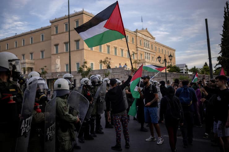 הפגנת תמיכה בפלסטינים באתונה, מאי 2024 (צילום: רויטרס /Alkis Konstantinidis) הפגנה פרו פלסטינית מפגינים מחוץ ל ליד הפרלמנט היווני ב אתונה יוון