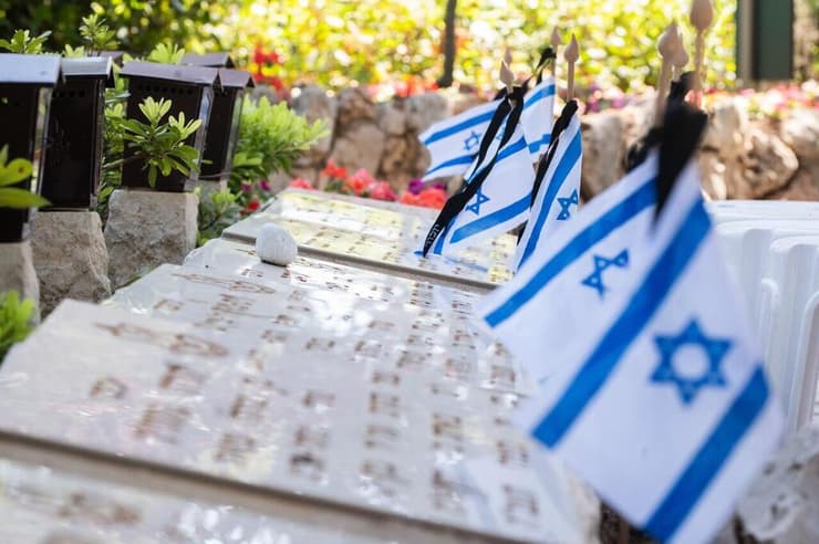 קברי חללים בהר הרצל. הנופלים לא בדקו מה עמדותיהם של אלו שיצאו איתם לקרב (צילום: שלו שלום) משפחות שכולות עולות להר הרצל לקראת טקס יום הזיכרון