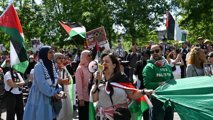 הפגנות פרו-פלסטיניות בפריז (צילום: Anna KURTH / AFP) הפגנות נגד ישראל בפריז, צרפת