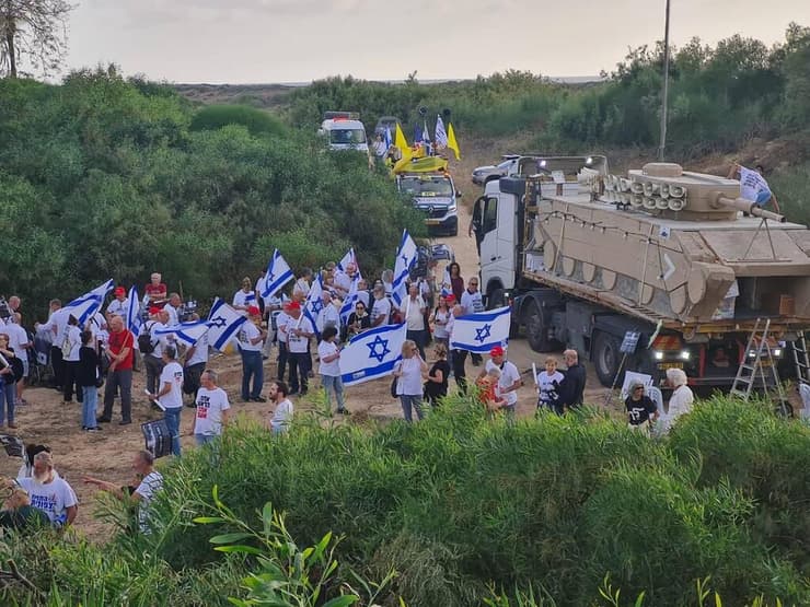 מיצג של לוחמי מלחמת יום הכיפורים מול ביתו של בנימין נתניהו בקיסריה